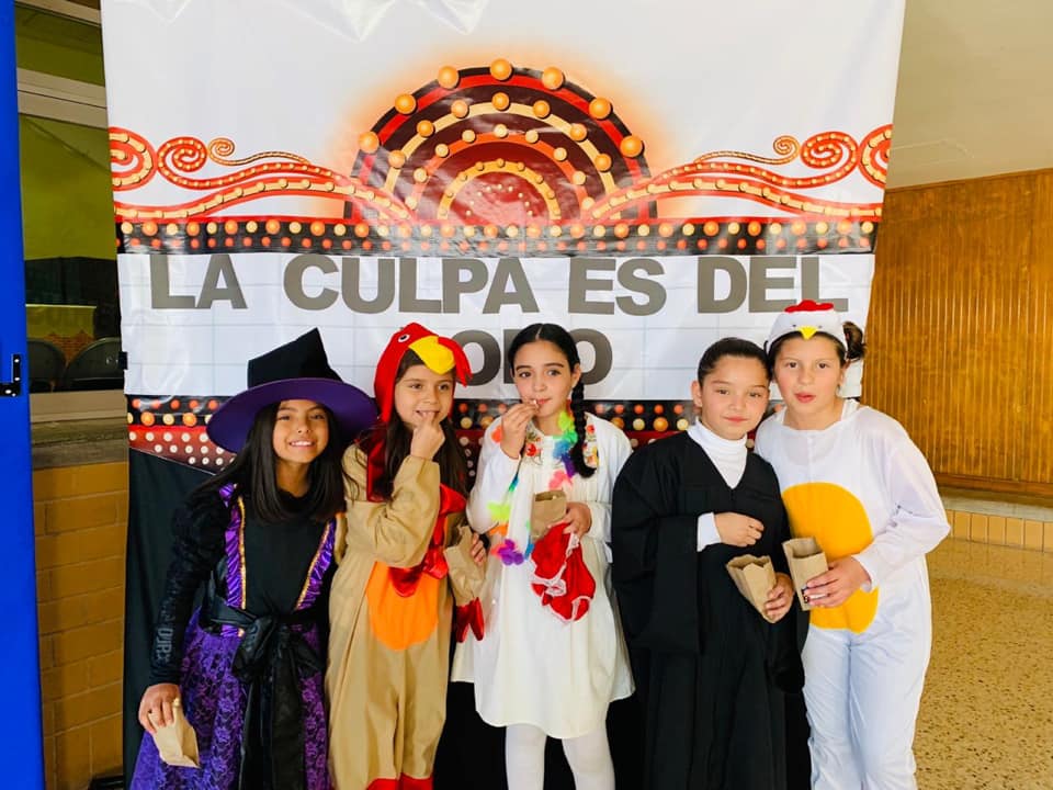 Alumnas de primaria de Cumbres Durango en obra de teatro La Culpa es del Loro